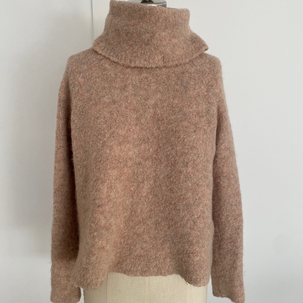 Cropped light pink turtleneck sweatshirt